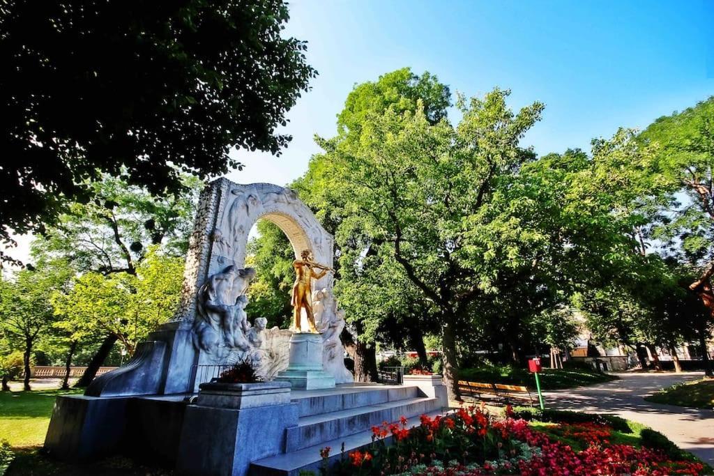 Luxurious Apartment In The Centre Of Вена Экстерьер фото